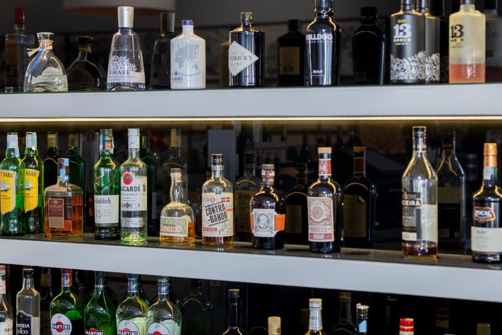 een weergave van flessen alcohol op een plank bij Hotel Rali Viana in Viana do Castelo