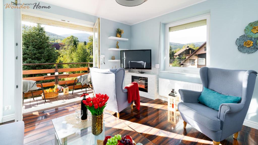 Televízia a/alebo spoločenská miestnosť v ubytovaní Wonder Home - Apartamenty w cichej i zielonej części Karpacza - z miejscem na grilla i parkingiem