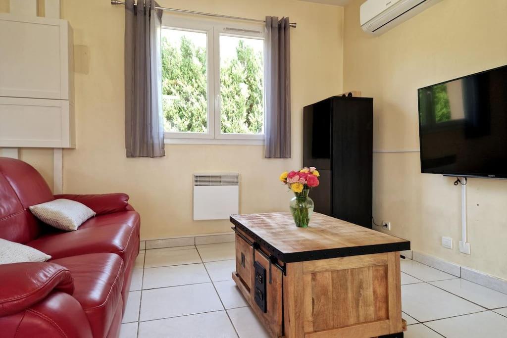 Una televisión o centro de entretenimiento en Maison à l'aube des vignes