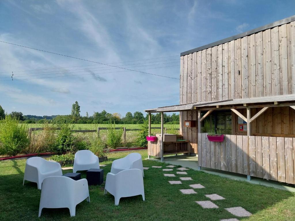 Vonkajšia záhrada v ubytovaní CHALET CAMPAGNE - Climatisé - Les Belles Ouvrières