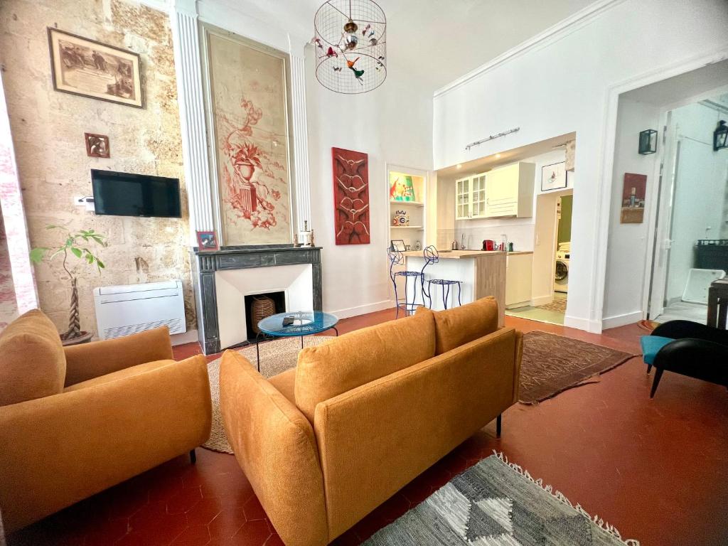 un soggiorno con due sedie e un camino di LA SUITE - Appartement Centre Historique a Montpellier