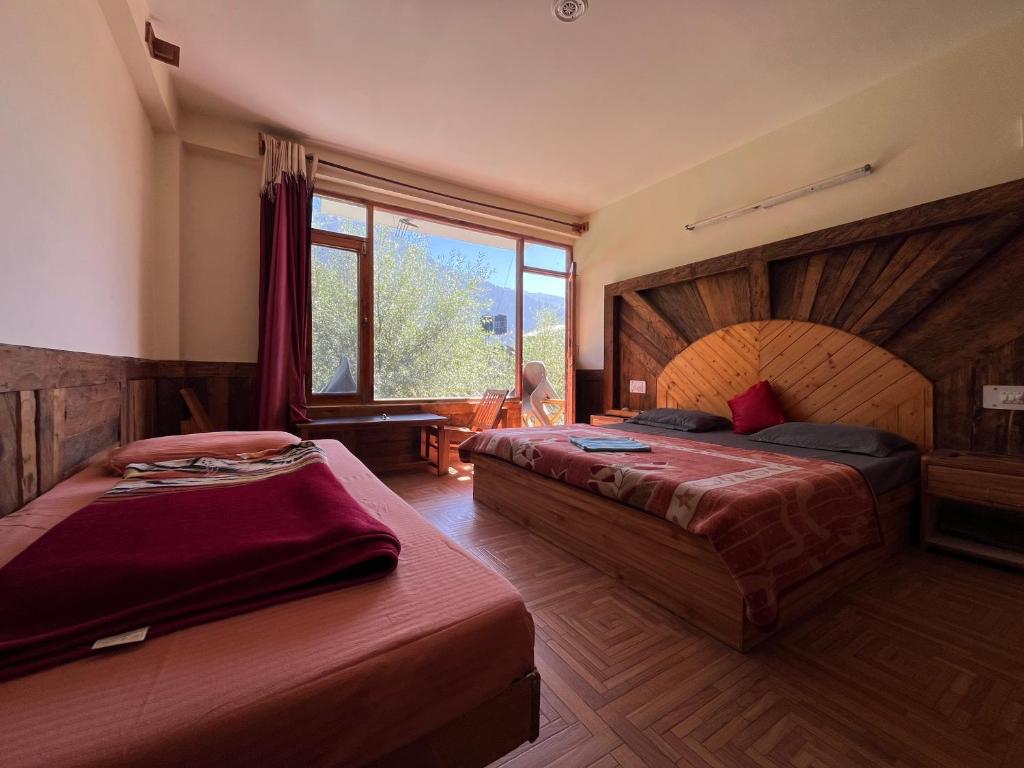 Postel nebo postele na pokoji v ubytování YOLO Backpackers - Manali