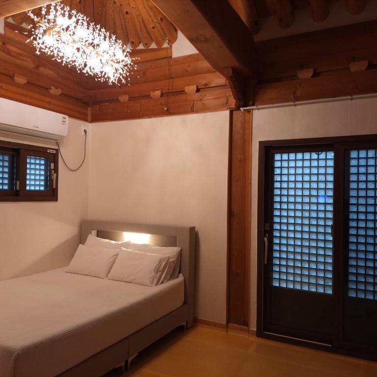 Postel nebo postele na pokoji v ubytování Hanok Hyeyum