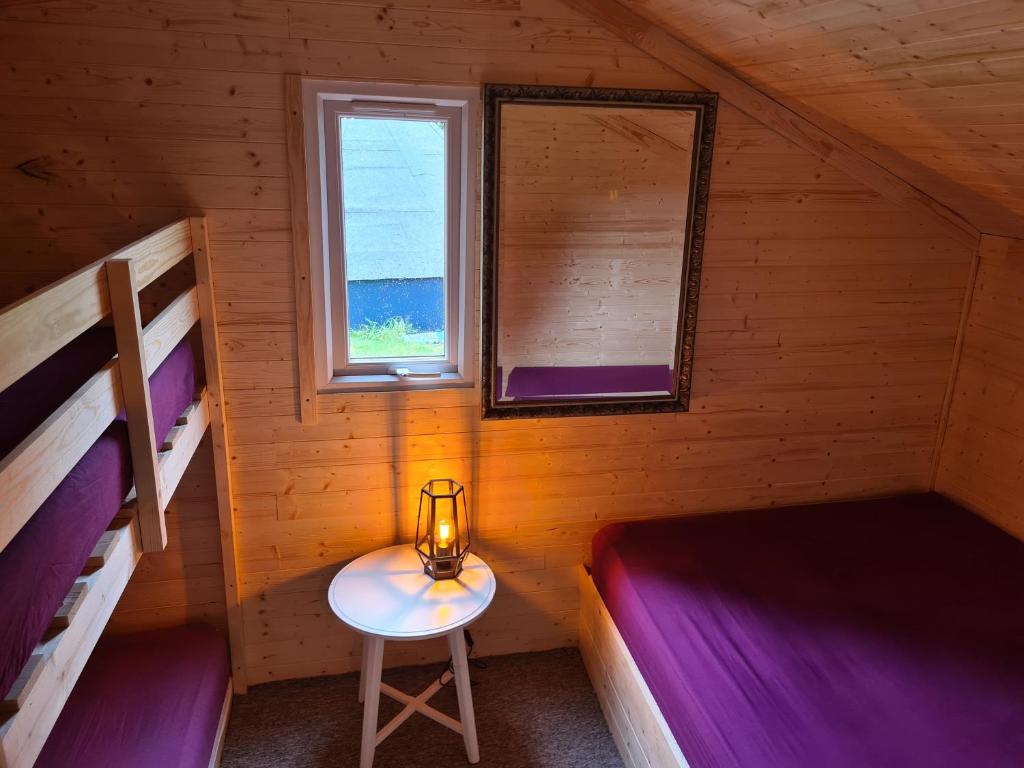 Postel nebo postele na pokoji v ubytování Bell Tent Glamping at Royal Victoria Country Park