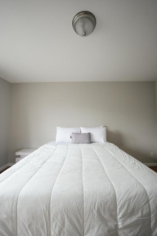 Fotografie z fotogalerie ubytování Newark Liberty Gem Brick House - Apt 3 v destinaci Newark