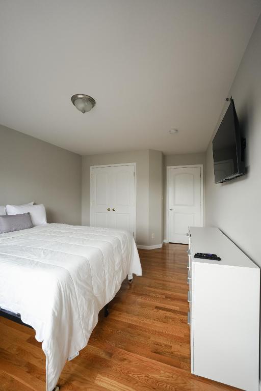 Fotografie z fotogalerie ubytování Newark Liberty Gem Brick House - Apt 3 v destinaci Newark