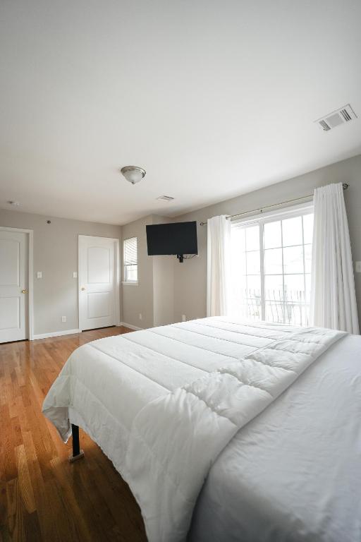 Fotografie z fotogalerie ubytování Newark Liberty Gem Brick House - Apt 3 v destinaci Newark