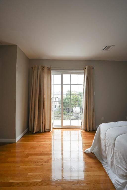 Fotografie z fotogalerie ubytování Newark Liberty Gem Brick House - Apt 3 v destinaci Newark