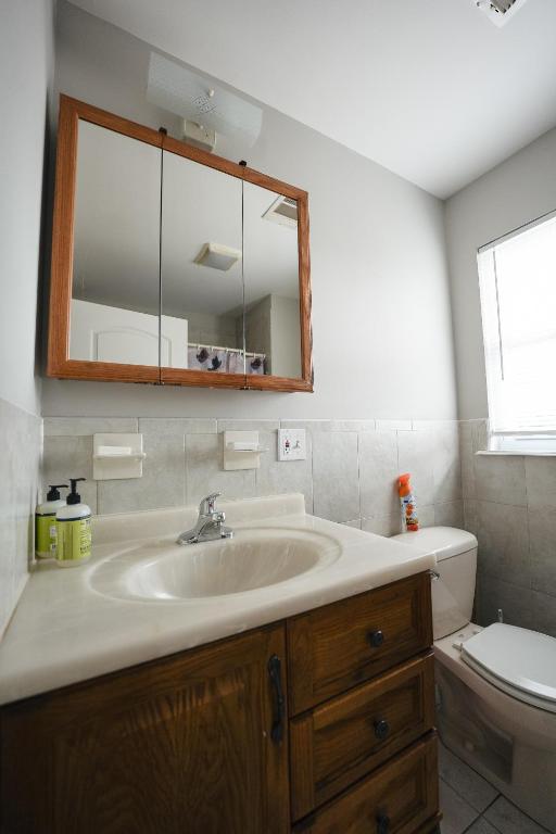 Fotografie z fotogalerie ubytování Newark Liberty Gem Brick House - Apt 3 v destinaci Newark