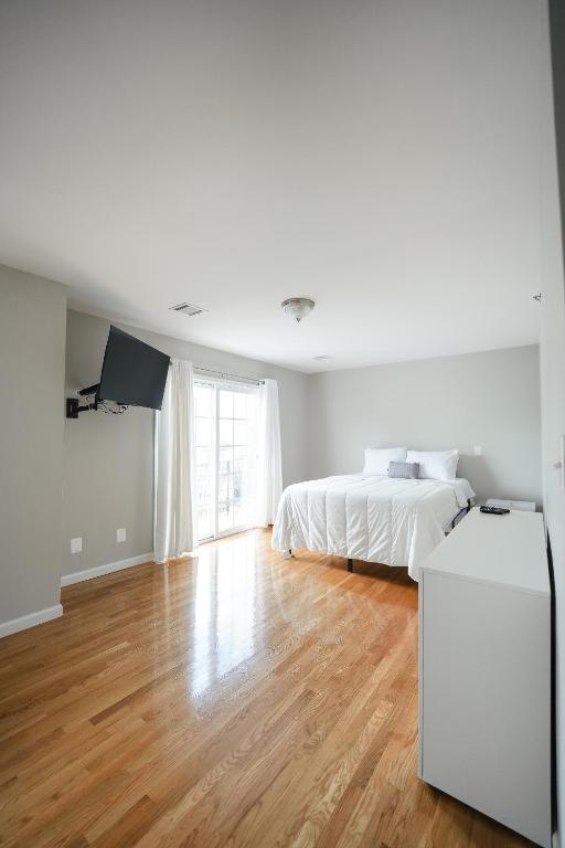 Fotografie z fotogalerie ubytování Newark Liberty Gem Brick House - Apt 3 v destinaci Newark