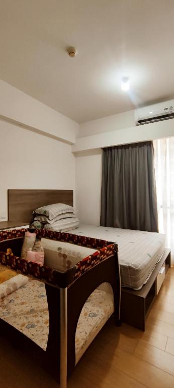 Postel nebo postele na pokoji v ubytování Skyhouse BSD 2 Bedroom & Studio Apartments - Perfect for ICE BSD Events