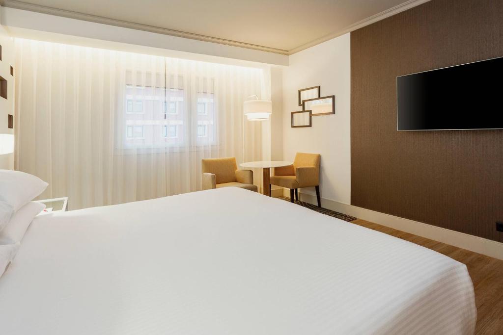 A television and/or entertainment centre at Madrid Marriott Auditorium Hotel & Conference Center