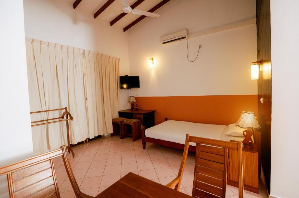 TV a/nebo společenská místnost v ubytování Prince Beach Hotel Bentota
