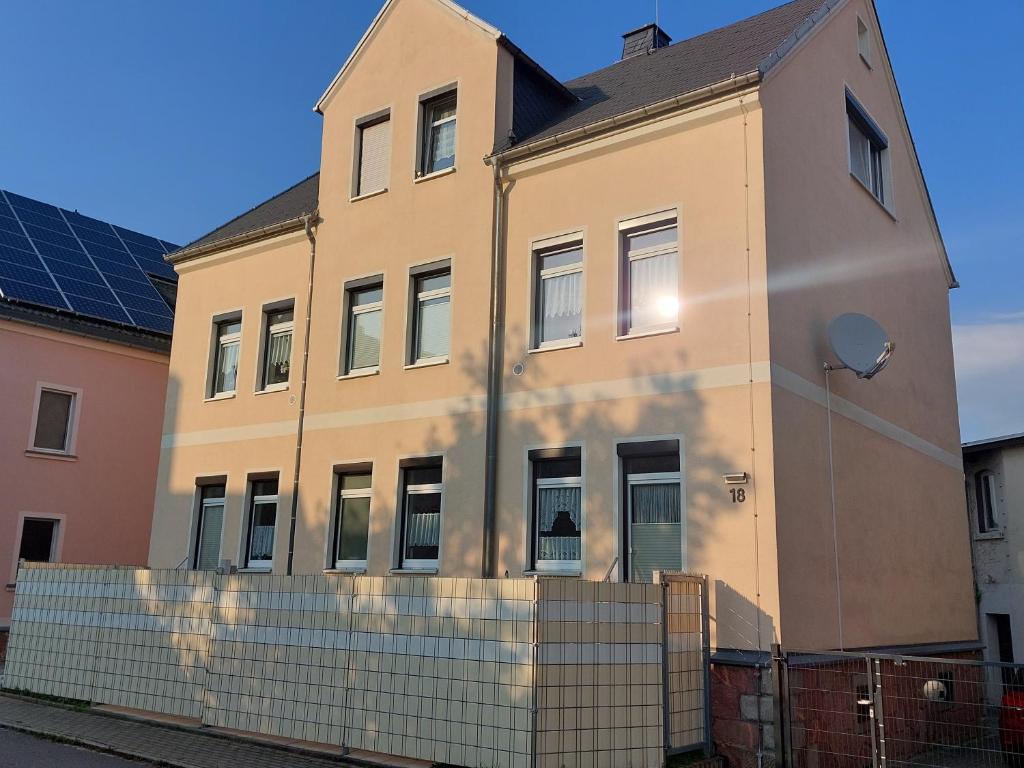 una casa con paneles solares en un lado en Sweet Home - Sweet Dreams, en Oelsnitz