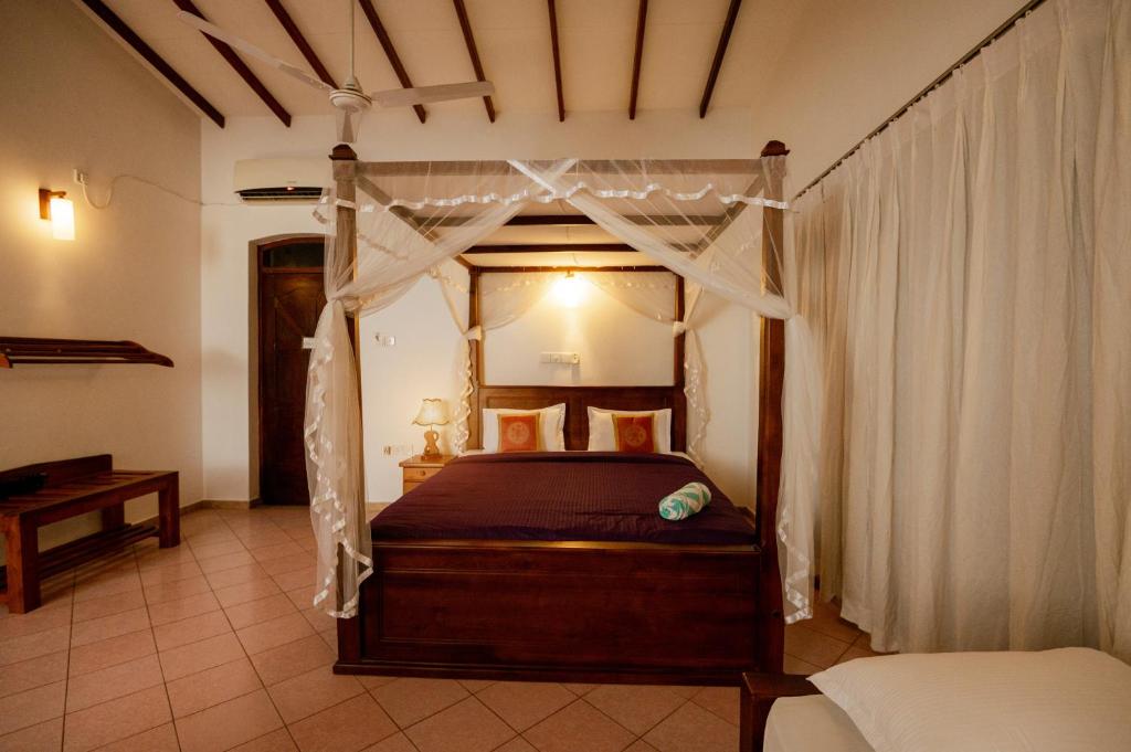 Postel nebo postele na pokoji v ubytování Prince Beach Hotel Bentota