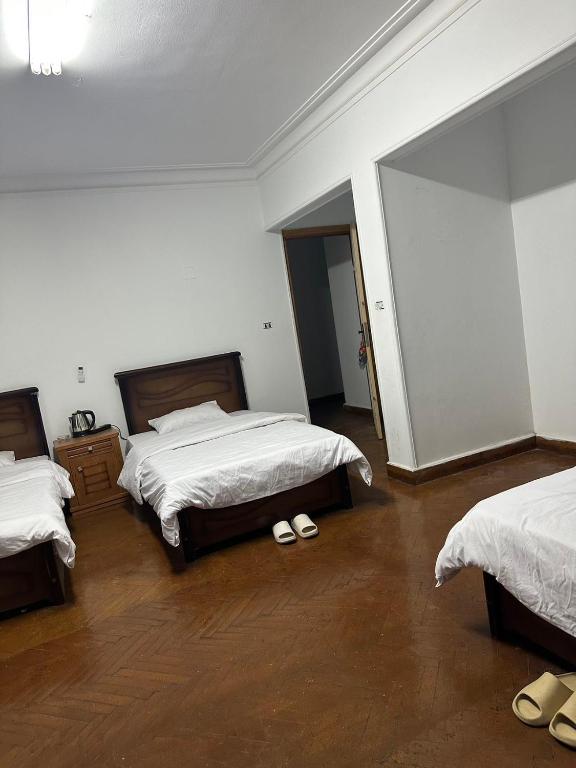 Postel nebo postele na pokoji v ubytování QinFu HOTEL