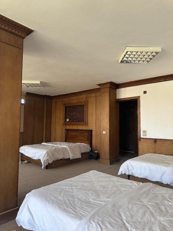 Postel nebo postele na pokoji v ubytování QinFu HOTEL