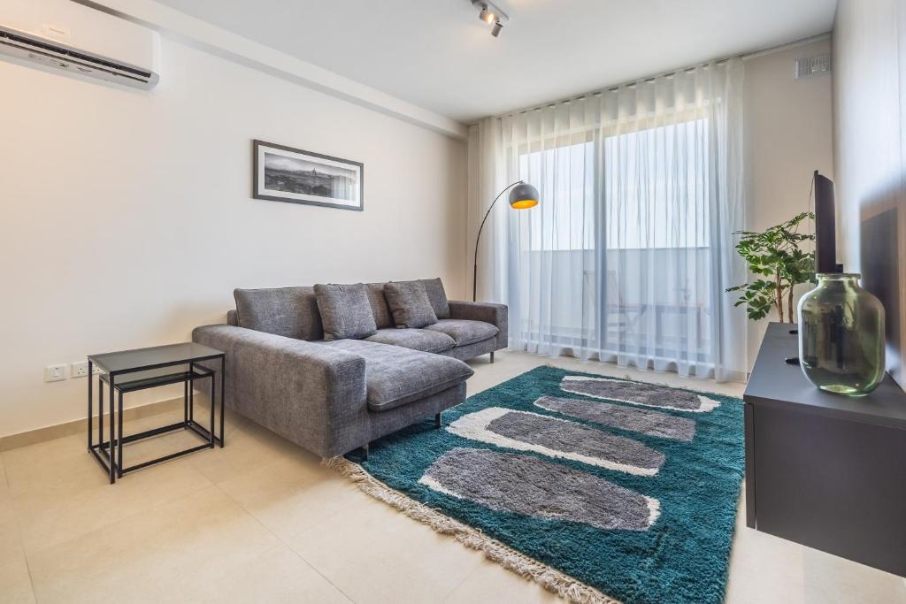 Posezení v ubytování Sunlit Serenity Modern Apartment with City Views