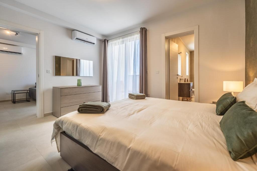Postel nebo postele na pokoji v ubytování Sunlit Serenity Modern Apartment with City Views