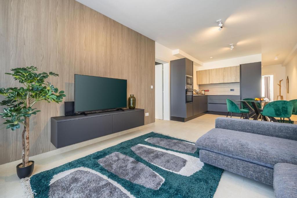 TV a/nebo společenská místnost v ubytování Sunlit Serenity Modern Apartment with City Views