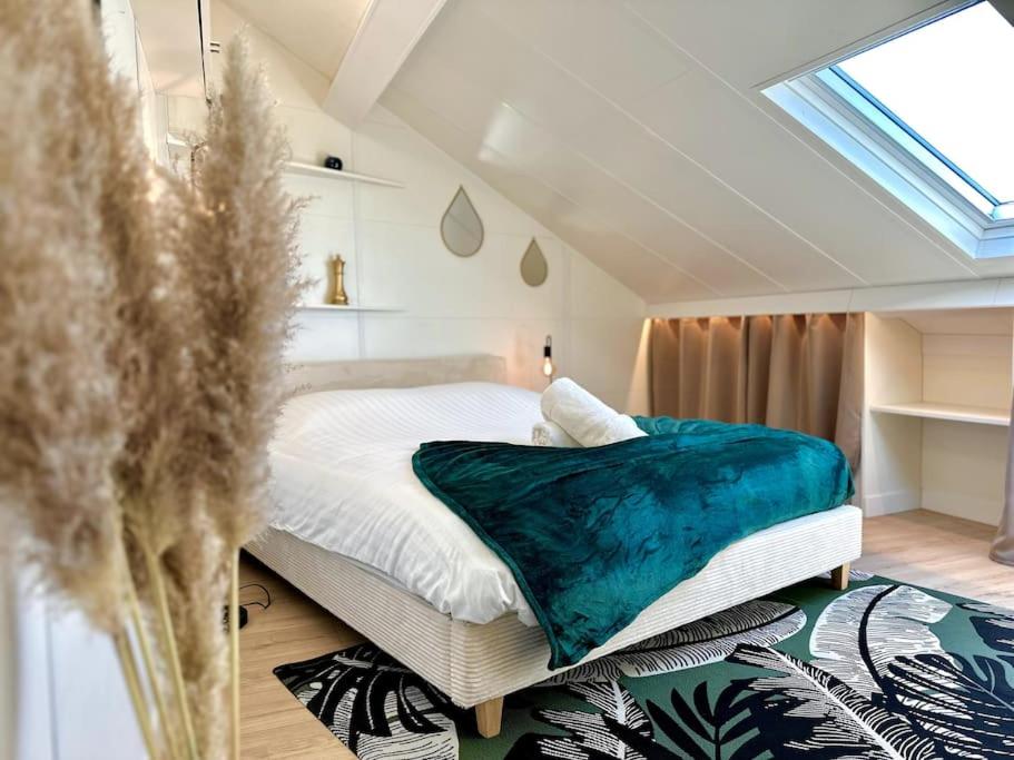 - une chambre avec un lit doté d'une couverture bleue dans l'établissement Joli studio, idéalement situé, très proche Gare, à Nice