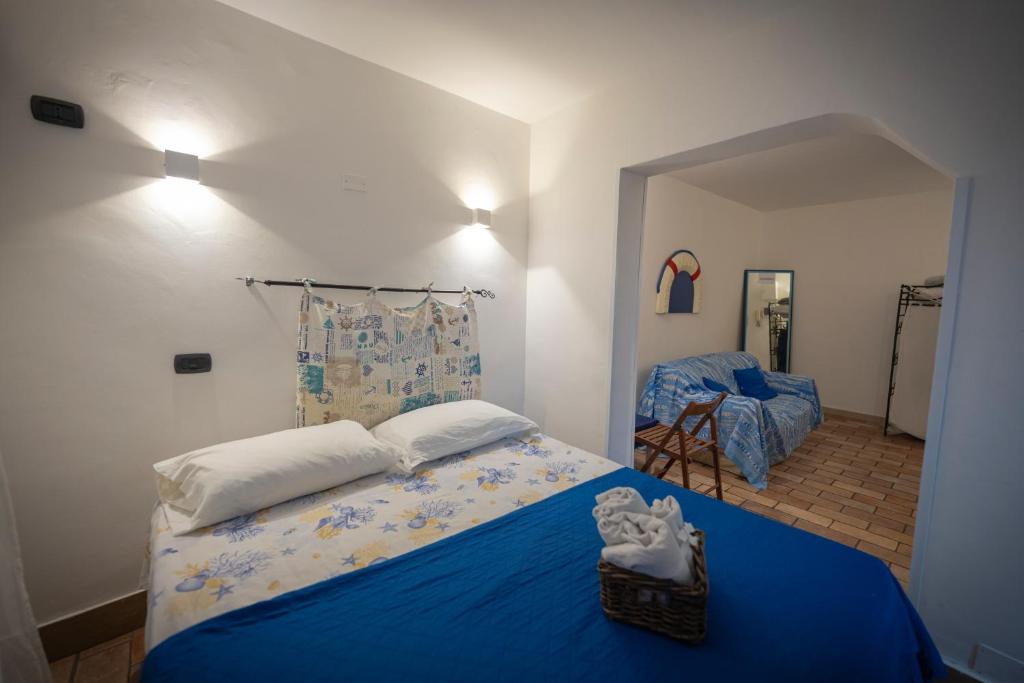 una camera da letto con un letto blu con una coperta blu di Lighthouse Taranto a Taranto