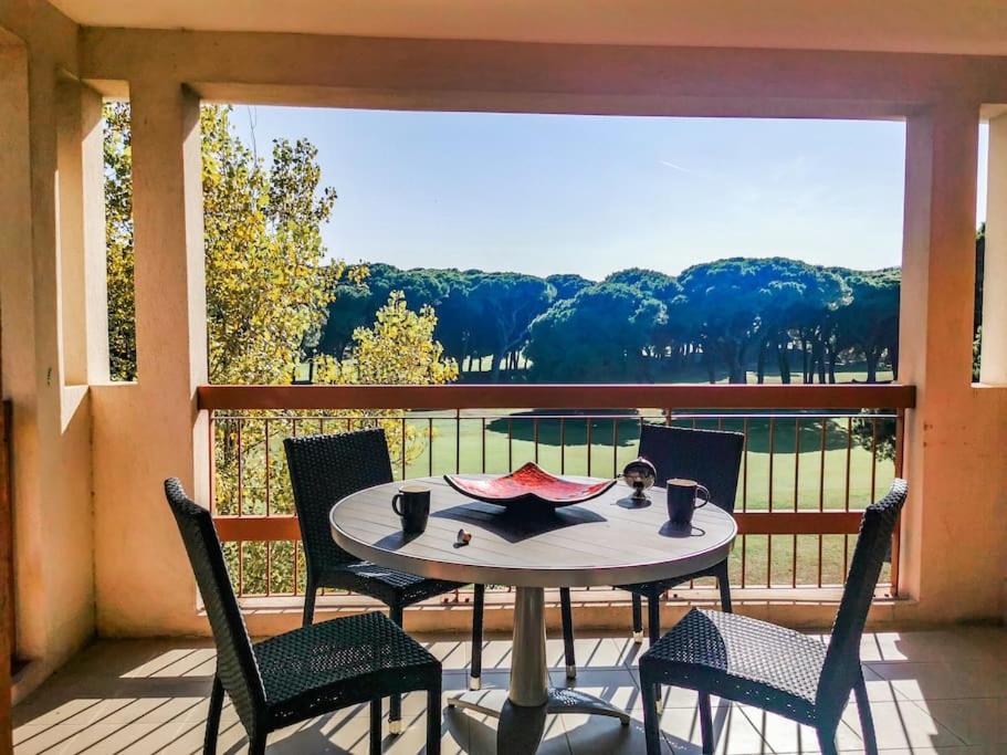 a table and chairs on a balcony with a view at Superbe 3 pièces 6pers piscine résidence 4 étoiles in Mandelieu-la-Napoule