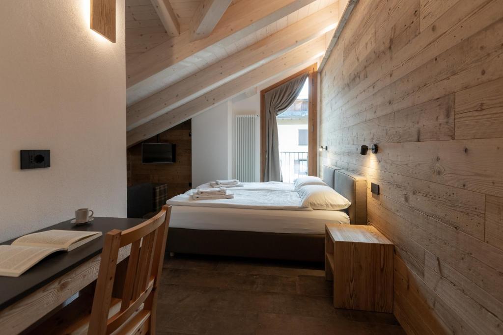 Voodi või voodid majutusasutuse BAITA LARIX BORMIO toas