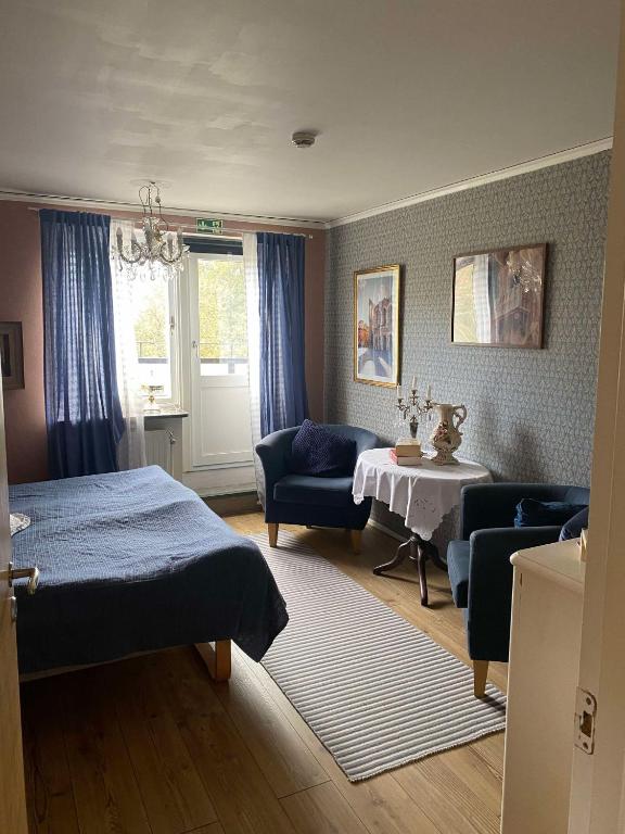 Postel nebo postele na pokoji v ubytování Bed and books på Österlens Gästhärbärge
