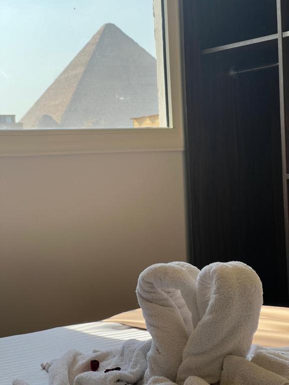Postel nebo postele na pokoji v ubytování Pyramids moon view inn