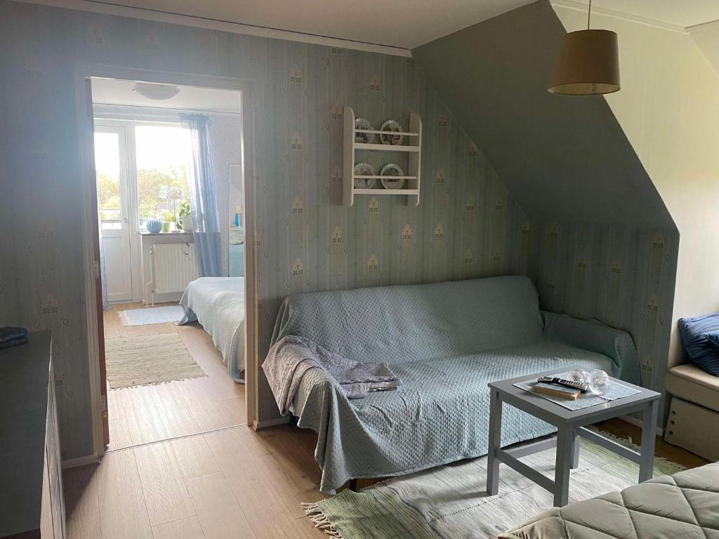 Postel nebo postele na pokoji v ubytování Bed and books på Österlens Gästhärbärge
