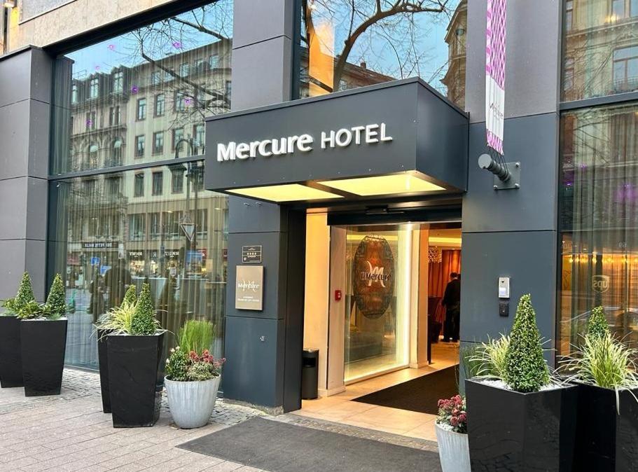 フランクフルト・アム・マインにあるメルキュール ホテル カイザーホフ シティ センターの鉢植えのメンターホテル前店