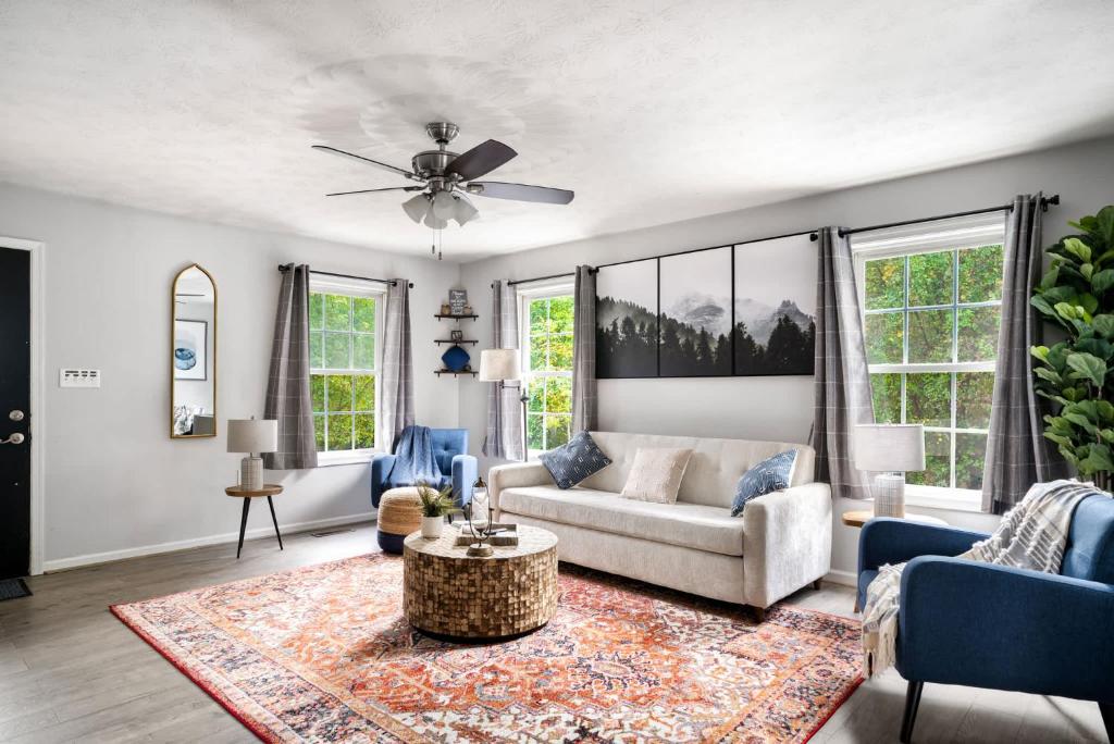 Χώρος καθιστικού στο Modern decor, Hot Tub, Fire Pit & River Access!