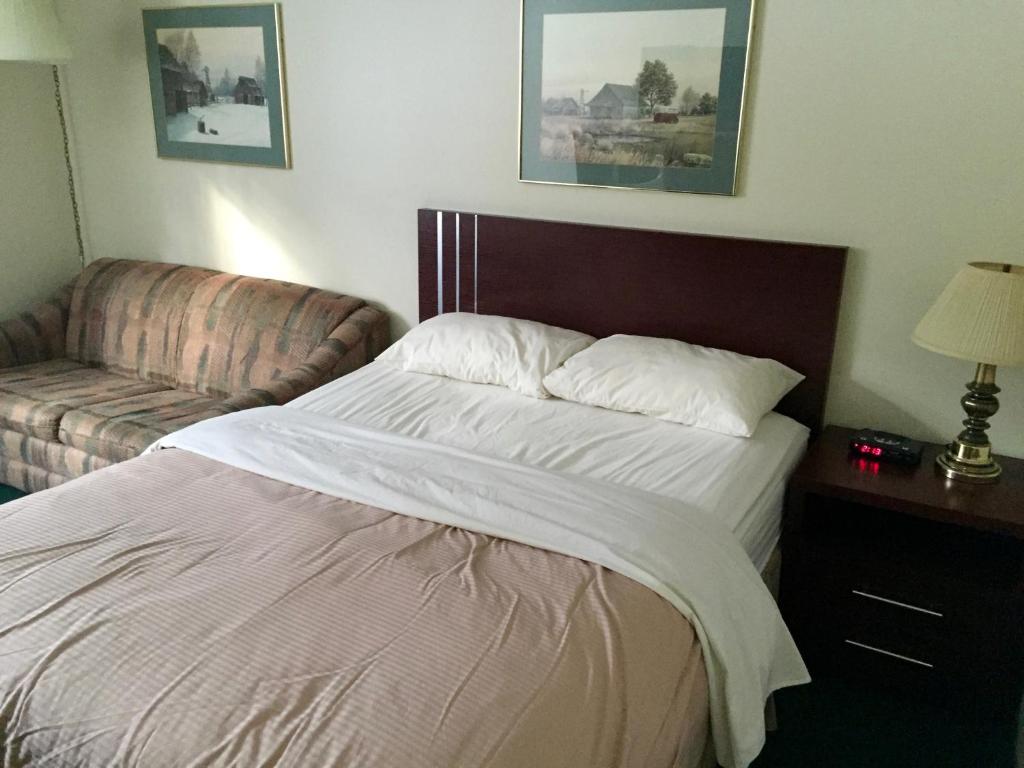 Postel nebo postele na pokoji v ubytování Colonial Inn