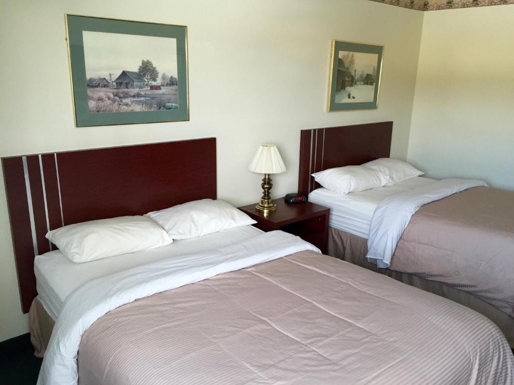 Postel nebo postele na pokoji v ubytování Colonial Inn