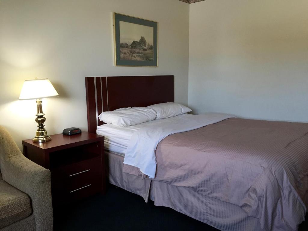 Postel nebo postele na pokoji v ubytování Colonial Inn
