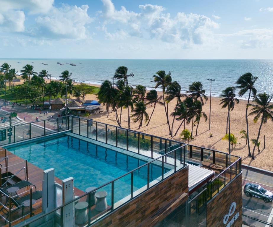 A piscina localizada em Infinity at the Sea by Welkom ou nos arredores