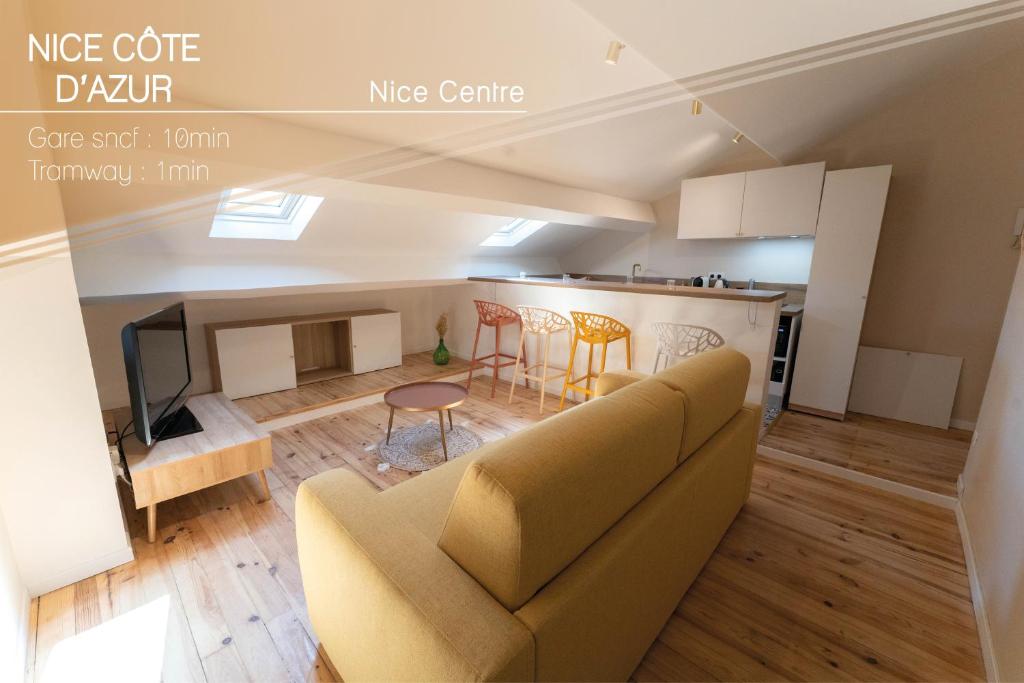 un salon avec un canapé et une cuisine dans l'établissement Beau 2P au centre ville de Nice, à Nice