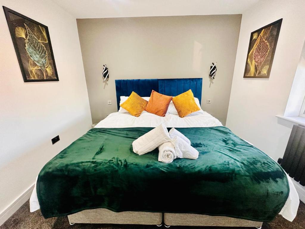 Postel nebo postele na pokoji v ubytování Spacious 2 Bedroom Modern Apartments - Central Location - Free Parking - Smart TV - Washer Dryer - Built for Contractors, Consultants and Work Teams