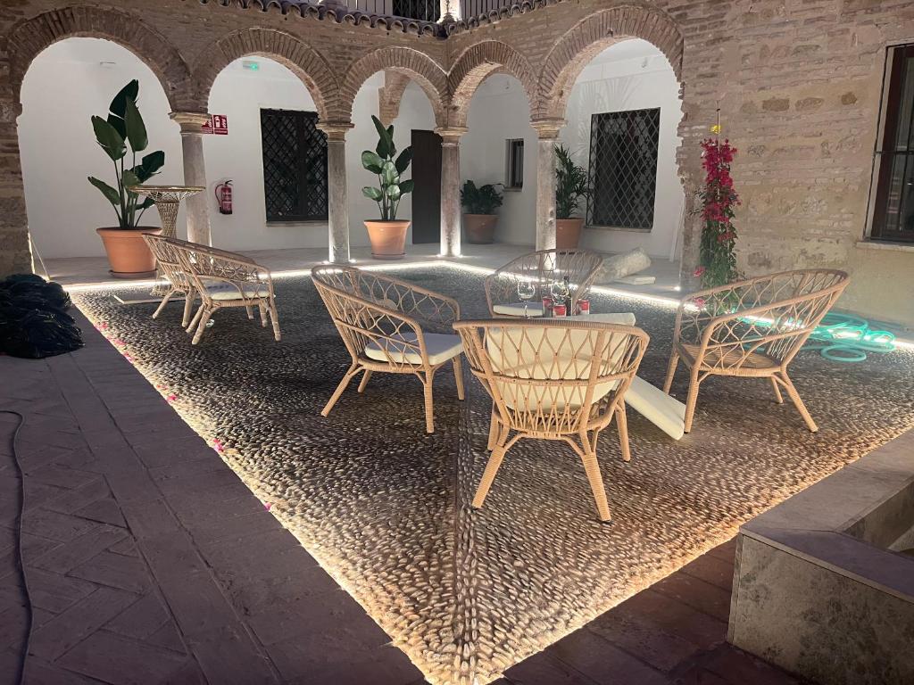 een groep stoelen en een tafel in een binnenplaats bij Corazón 23 in Córdoba