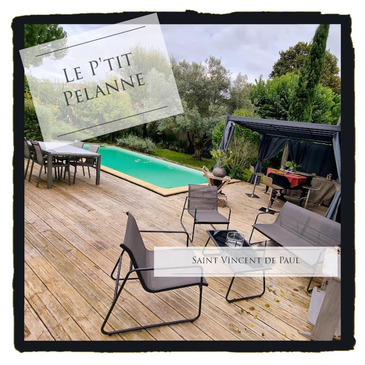 une photo d'un patio avec une table et des chaises dans l'établissement Le petit Pelanne, à Saint-Vincent-de-Paul