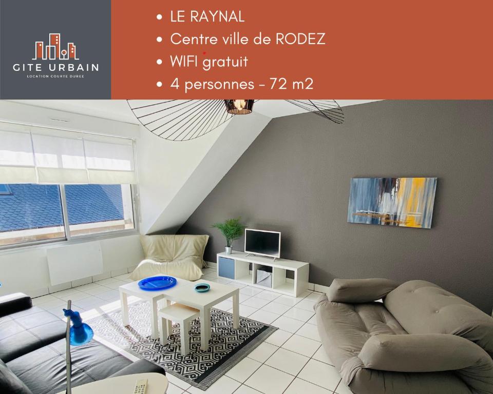 un salon avec un canapé et une table dans l'établissement Le RAYNAL, à Rodez