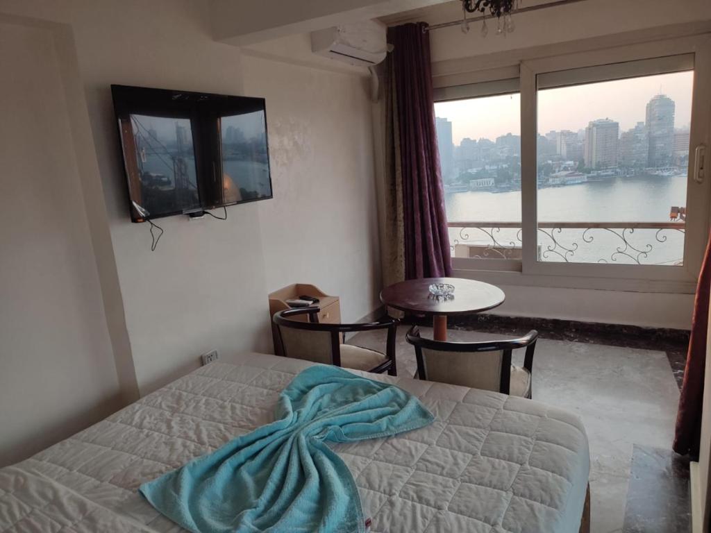 Postel nebo postele na pokoji v ubytování Nile sky hotel and suites