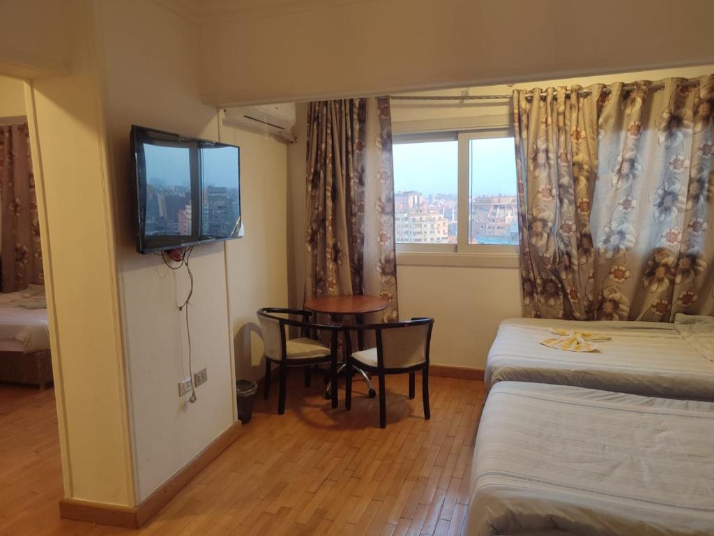 Postel nebo postele na pokoji v ubytování Nile sky hotel and suites