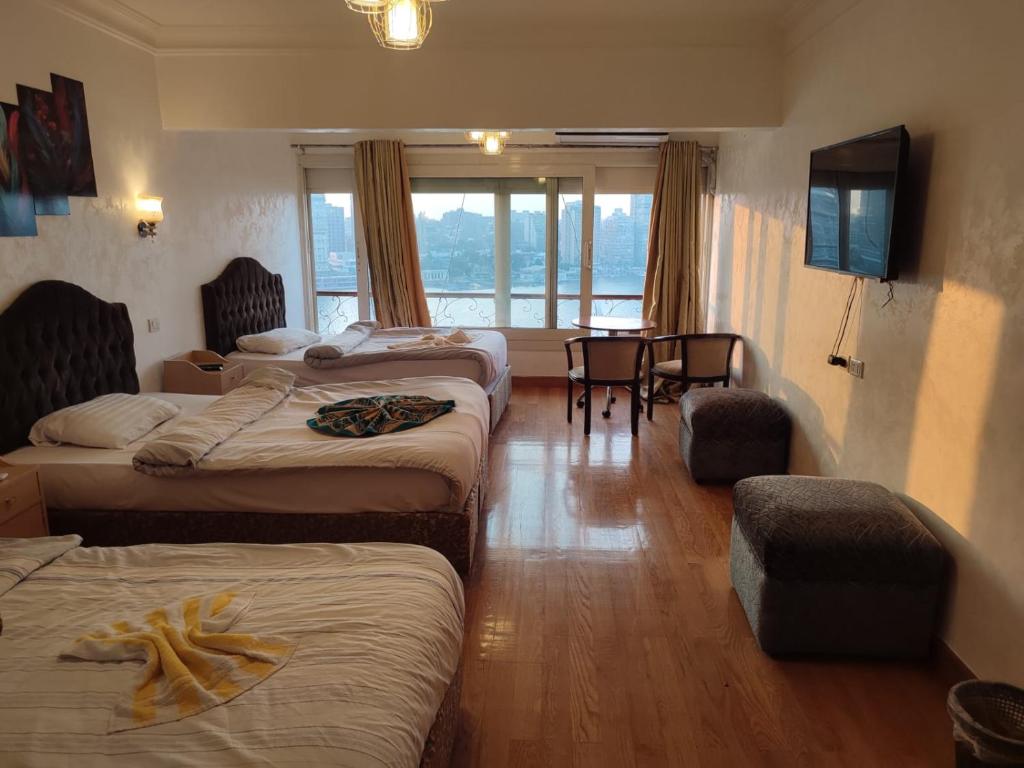 Postel nebo postele na pokoji v ubytování Nile sky hotel and suites