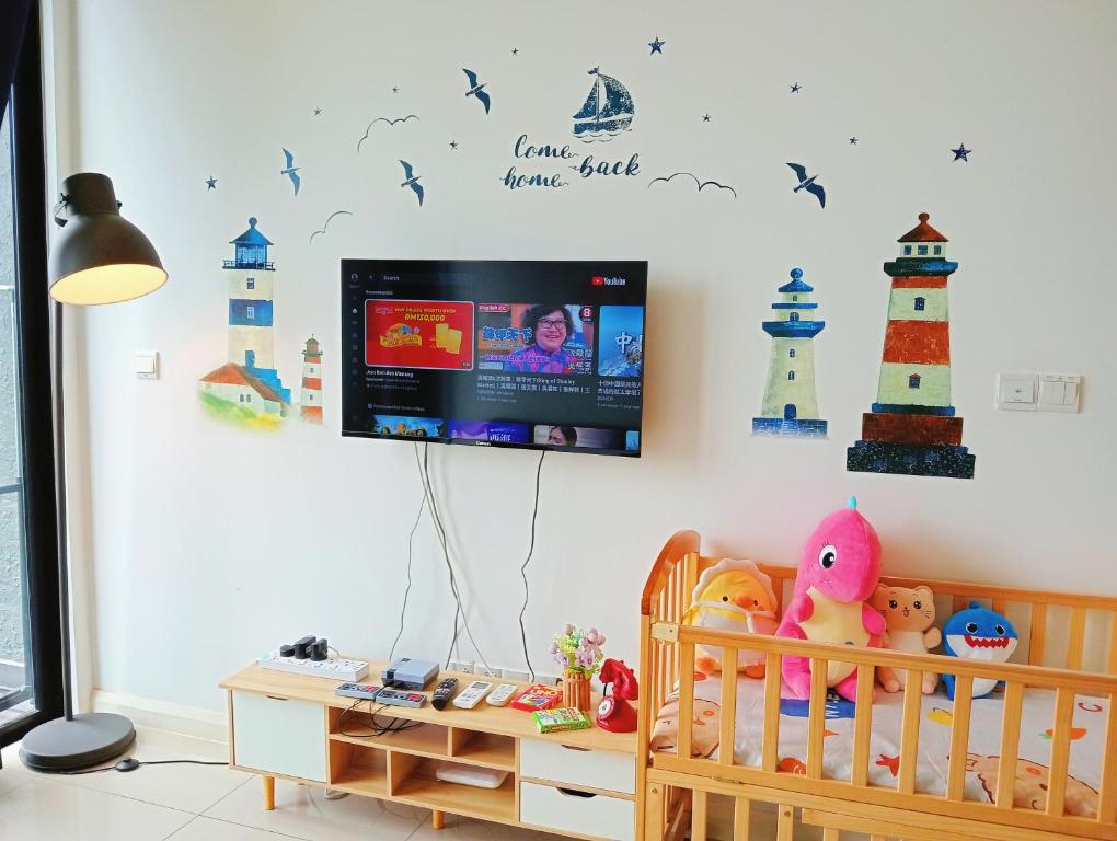 TV a/nebo společenská místnost v ubytování Legoland walk 3min D'Pristine Rejoice Suite 2B2R 8pax Lakeview