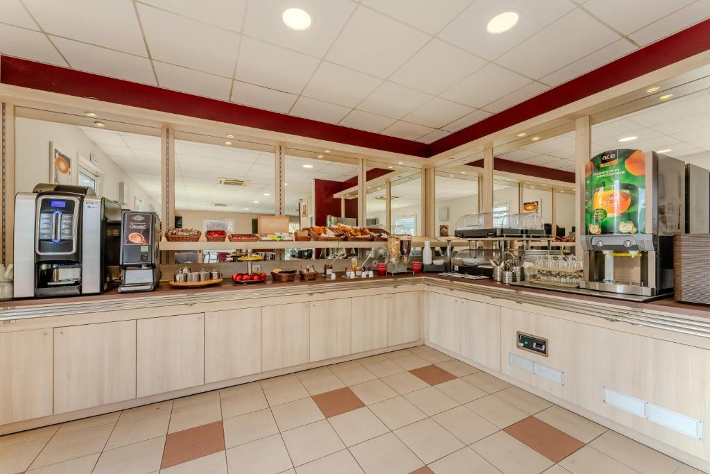 Příslušenství pro přípravu čaje a kávy v ubytování Ace Hotel Noyelles