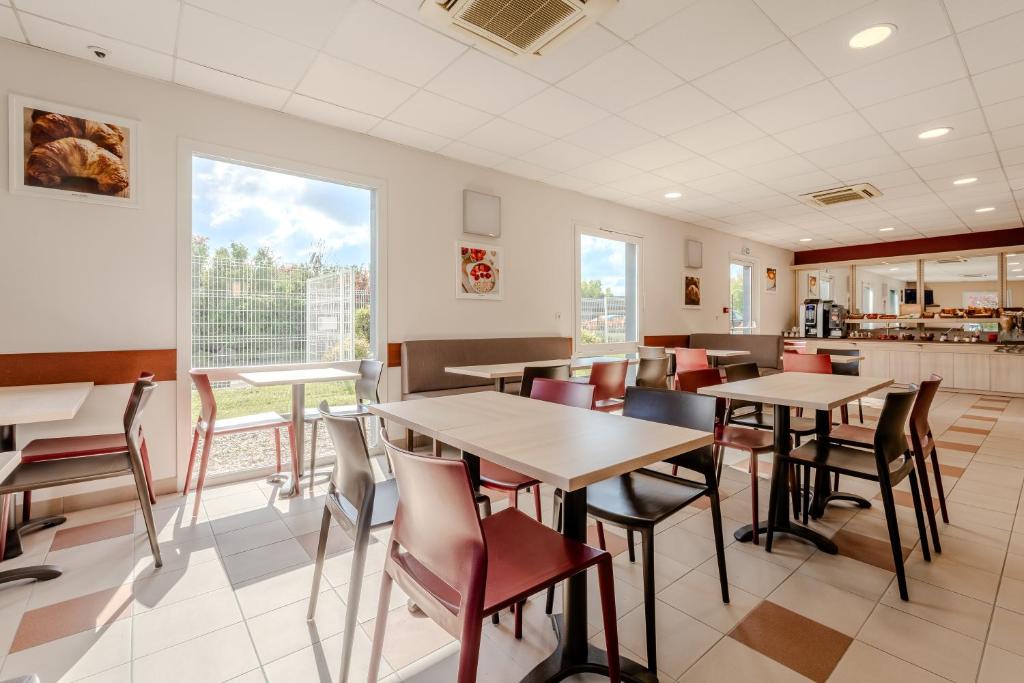 Kuchyň nebo kuchyňský kout v ubytování Ace Hotel Noyelles