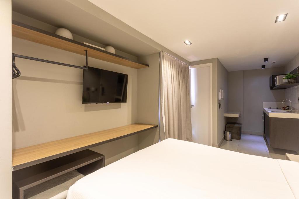 Uma TV ou centro de entretenimento em Infinity at the Sea by Welkom
