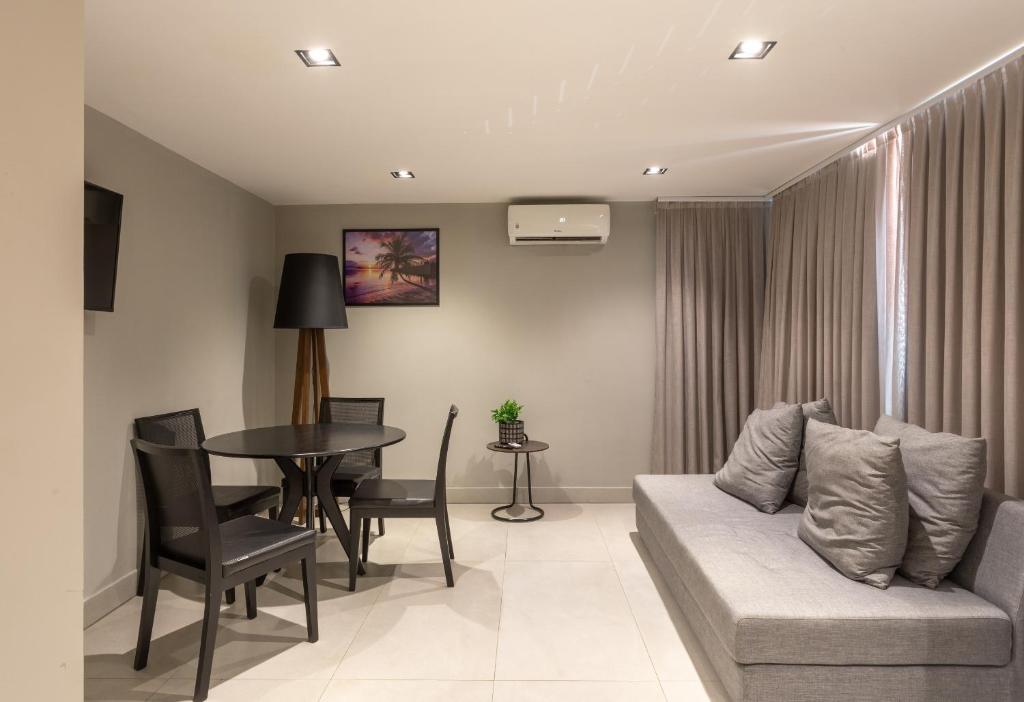 Uma TV ou centro de entretenimento em Infinity at the Sea by Welkom
